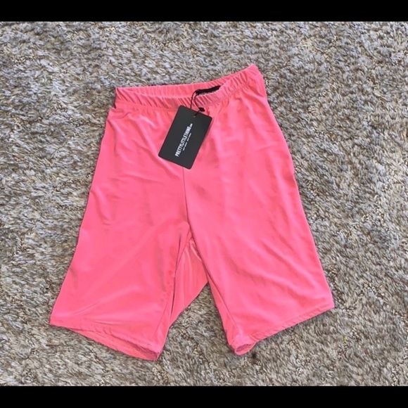 PrettyLittleThing Ruched Short - Picture 3 of 6